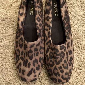 Vionic Leopard Flats Womens 8.5 like new